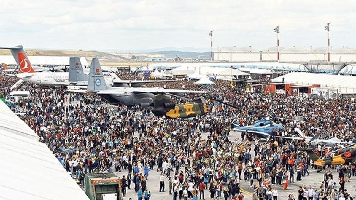 Motosiklet uçakla yarıştı, Atak’lar  harmandalı oynadı