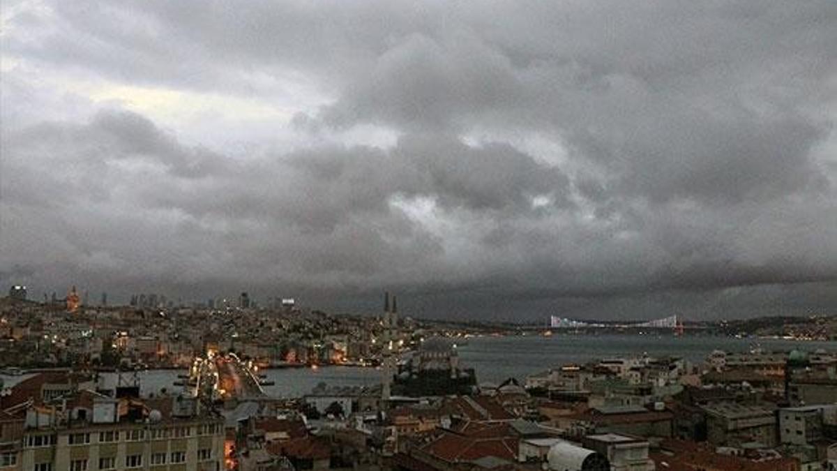 İstanbul'da gökyüzünü kara bulutlar kapladı