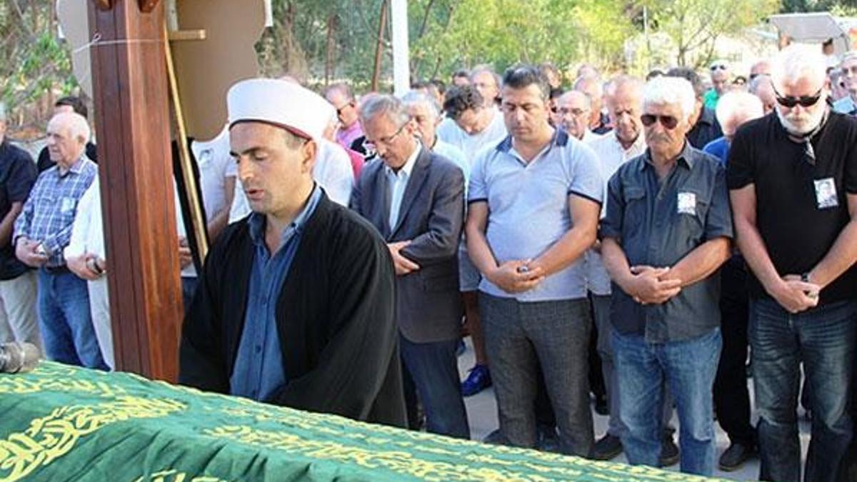 47 yıllık eşini son yolculuğuna uğurladı