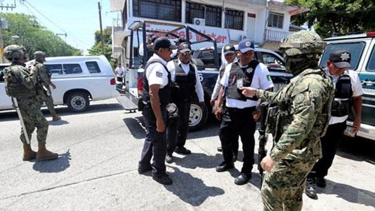 Tüm polis memurlarının silahlarına el koydular
