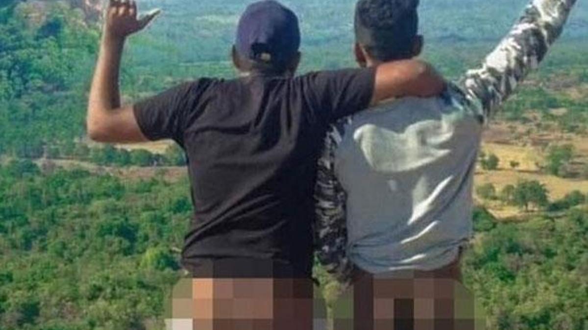 Kutsal kaya önünde çıplak fotoğrafa gözaltı