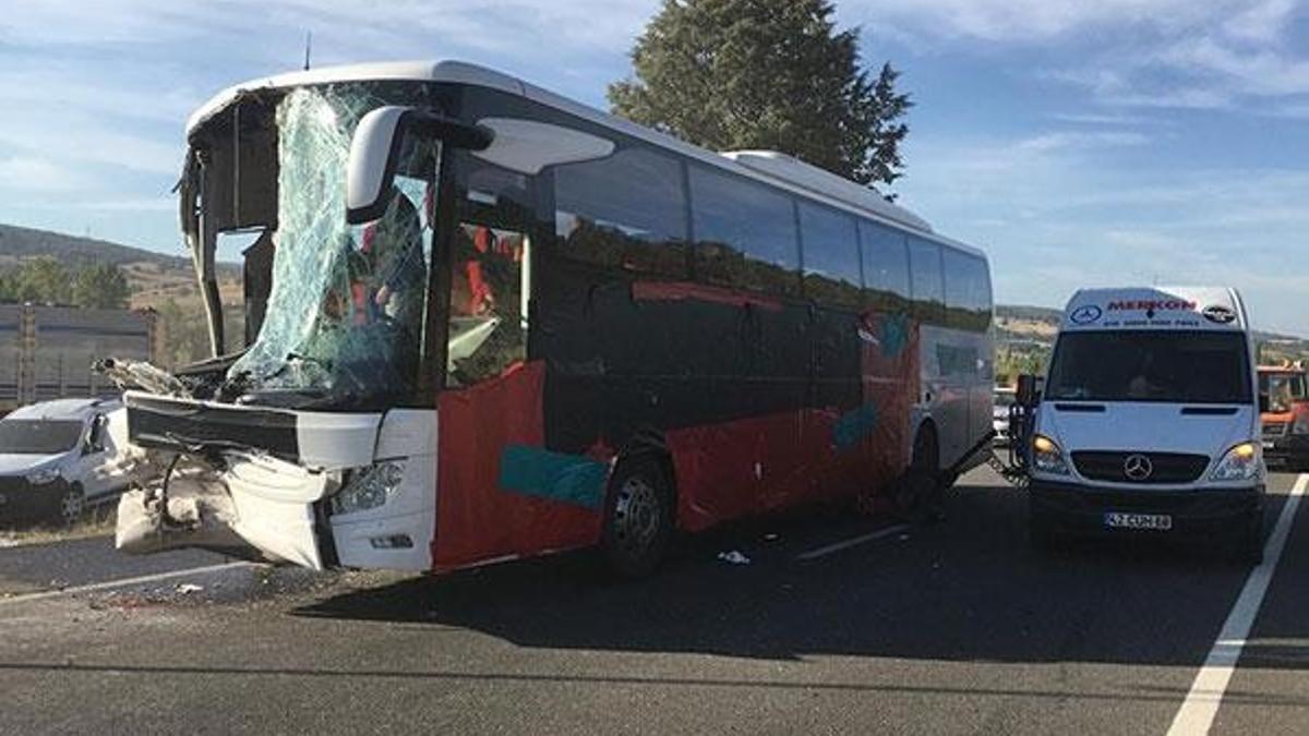 Uşak'ta trafik kazası: 1 ölü, 26 yaralı