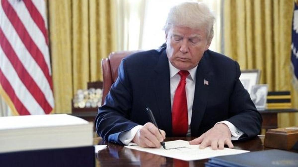 ABD Başkanı Trump 854 milyar dolarlık bütçeyi onayladı