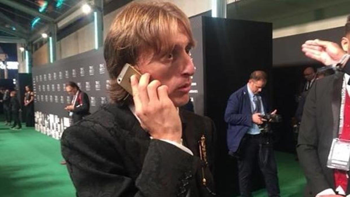 Modric'in cep telefonu olay oldu!