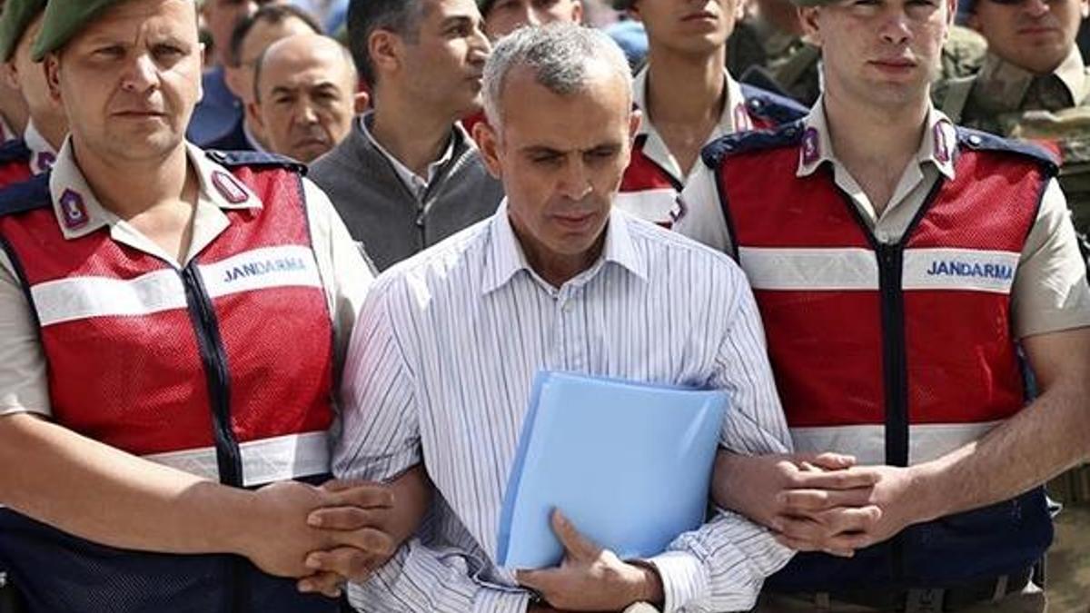 Rahat durmuyor! Mahkeme salonunda albayı tehdit etmiş...