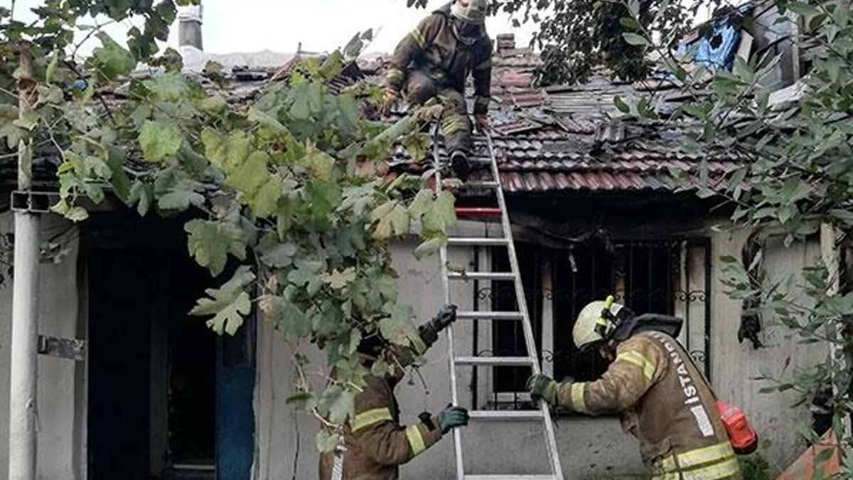 Ailesiyle beraber evi yaktı
