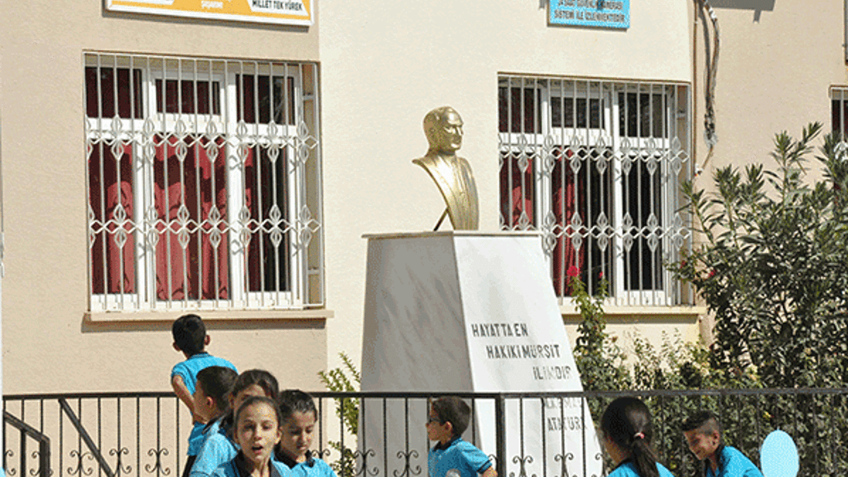 Okuldan Atatürk büstünü çaldılar