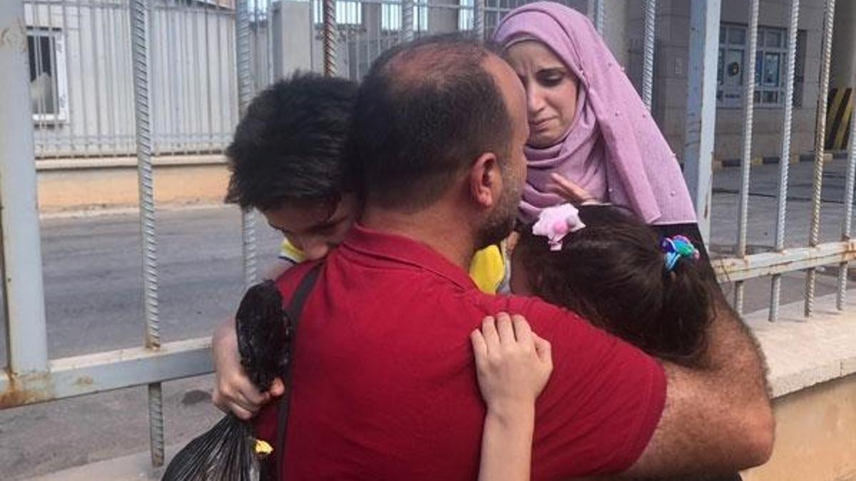 Bir haftadır elinde çiçekle bekliyordu! Hasret sona erdi