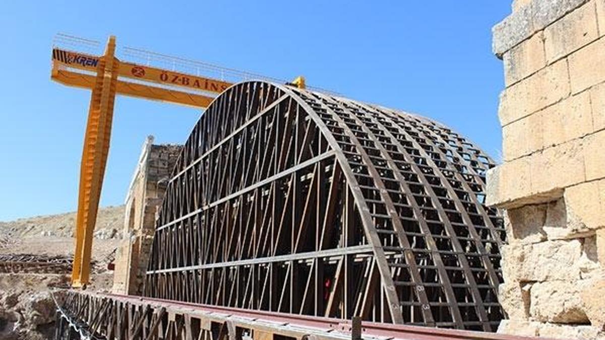 Havaya uçurulan bin 800 yıllık köprünün iki yakası birleşiyor