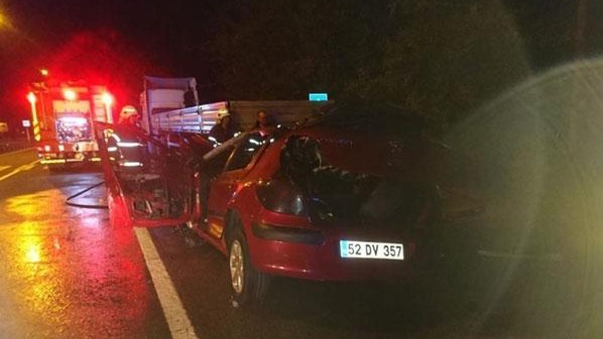 Otomobil park halinde TIR'a çarptı: 2 kişi yanarak öldü