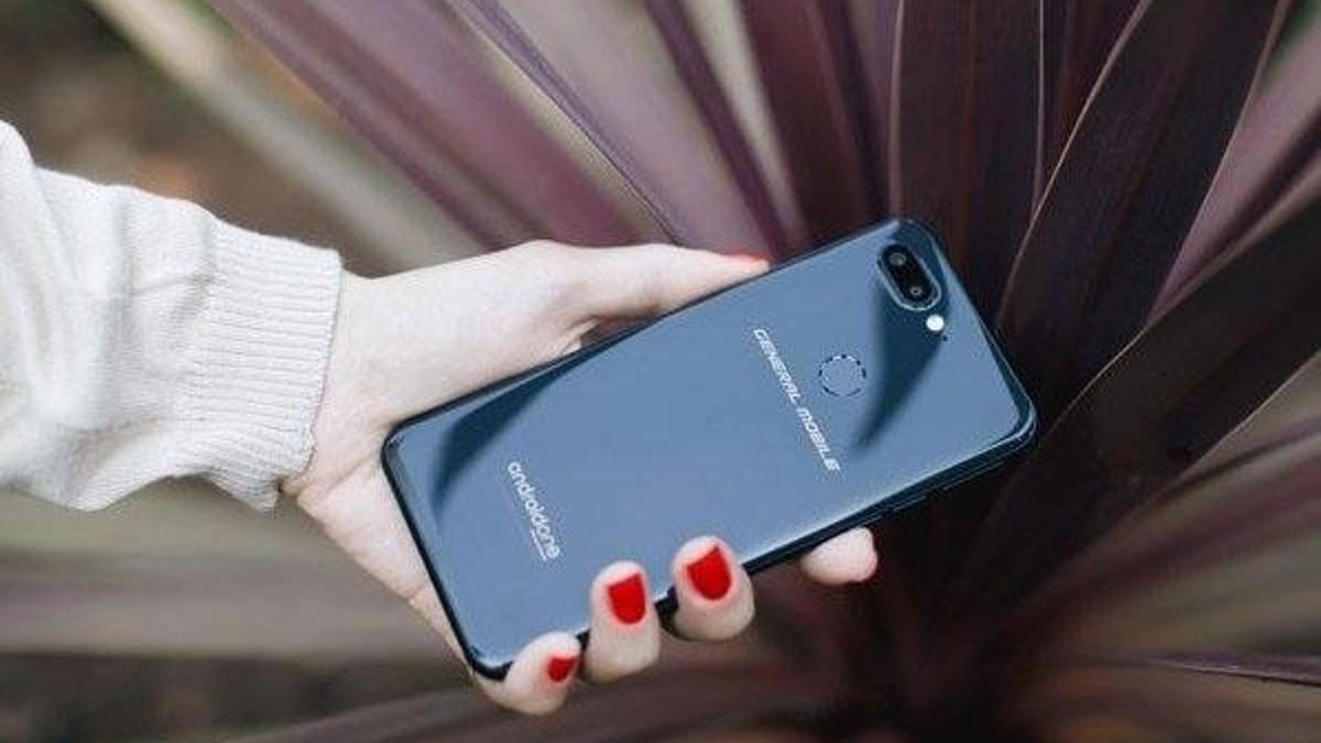 İşte ilk 'yerli üretim' logolu telefon!
