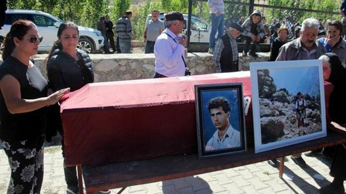 Cesedi 25 yıl sonra bulunan Türk dağcı toprağa verildi