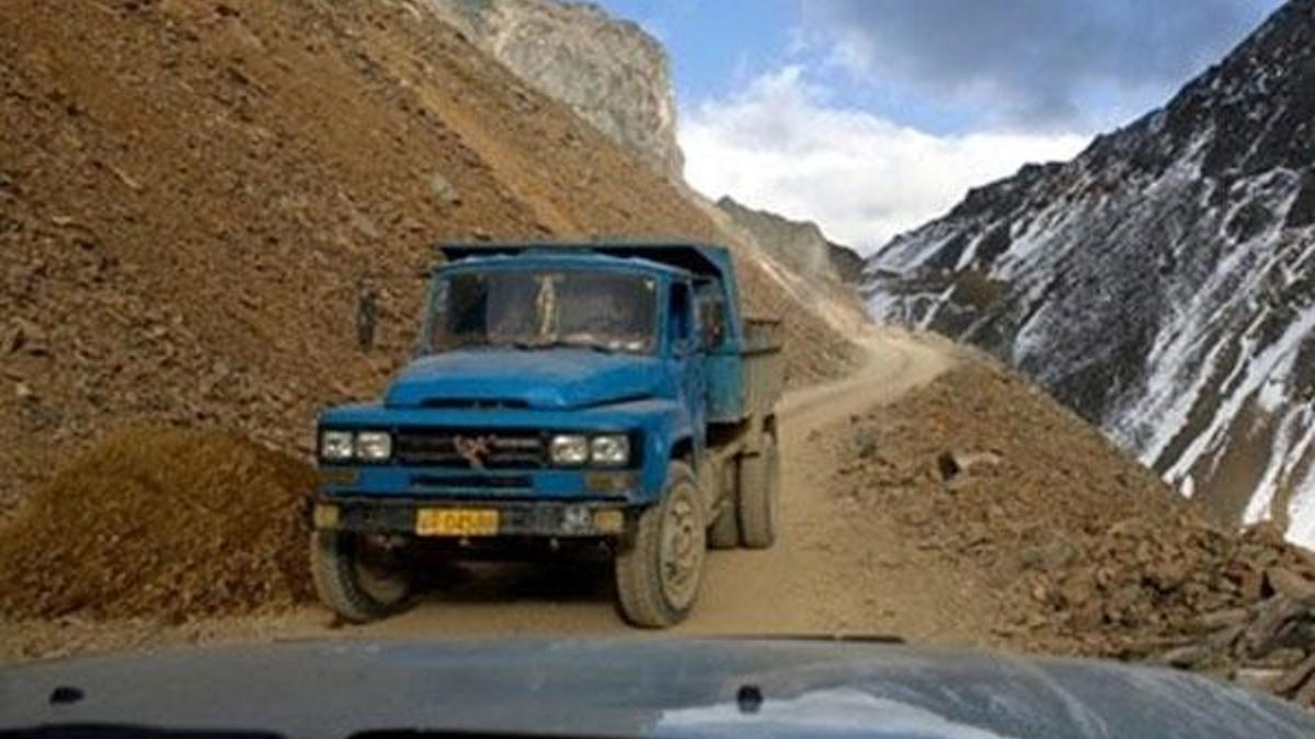 Himalayalar'da otobüs uçuruma yuvarlandı: 15 ölü