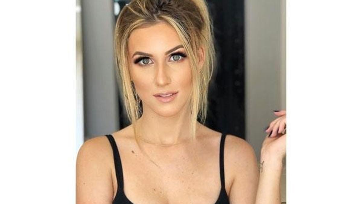 Milyoner sevgilisi kafasında kapı kırdı!