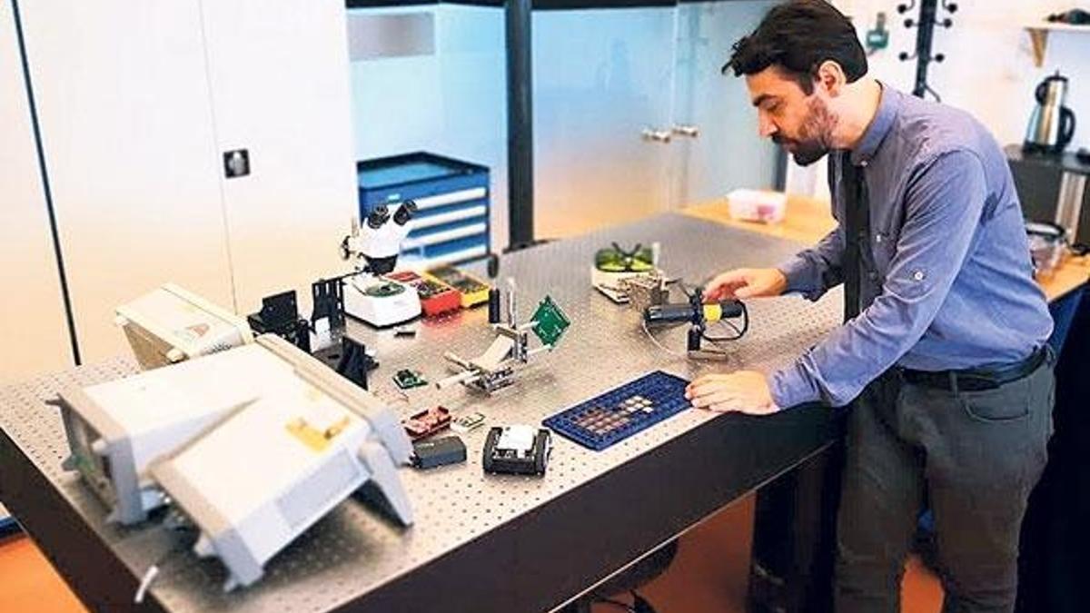 Odada dolaşırken ‘cep’i şarj etti
