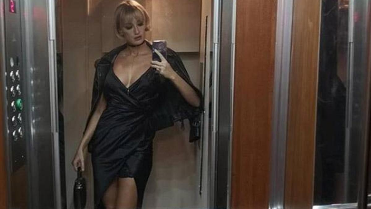 Didem Soydan’dan asansör pozu