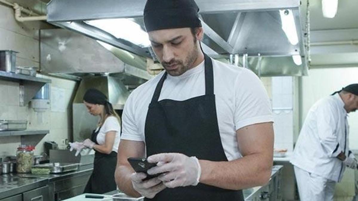 Elimi Bırakma 11. yeni bölümde Cenk zor günler yaşıyor!