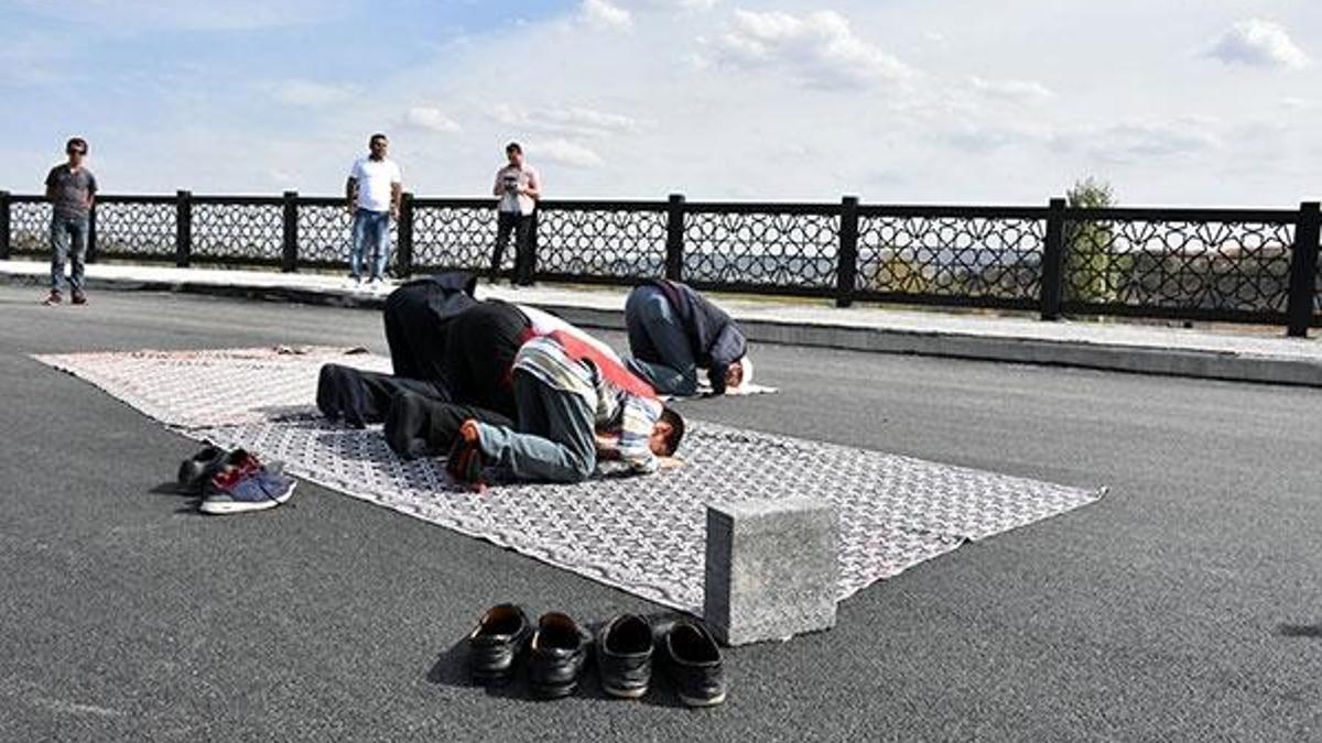 Mahalleye yapılan köprü için şükür namazı kıldılar