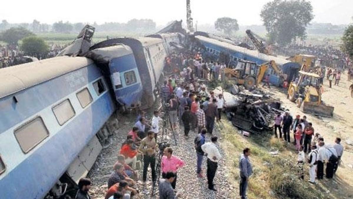 Hindistan'da tren raydan çıktı! Çok sayıda ölü ve yaralı var