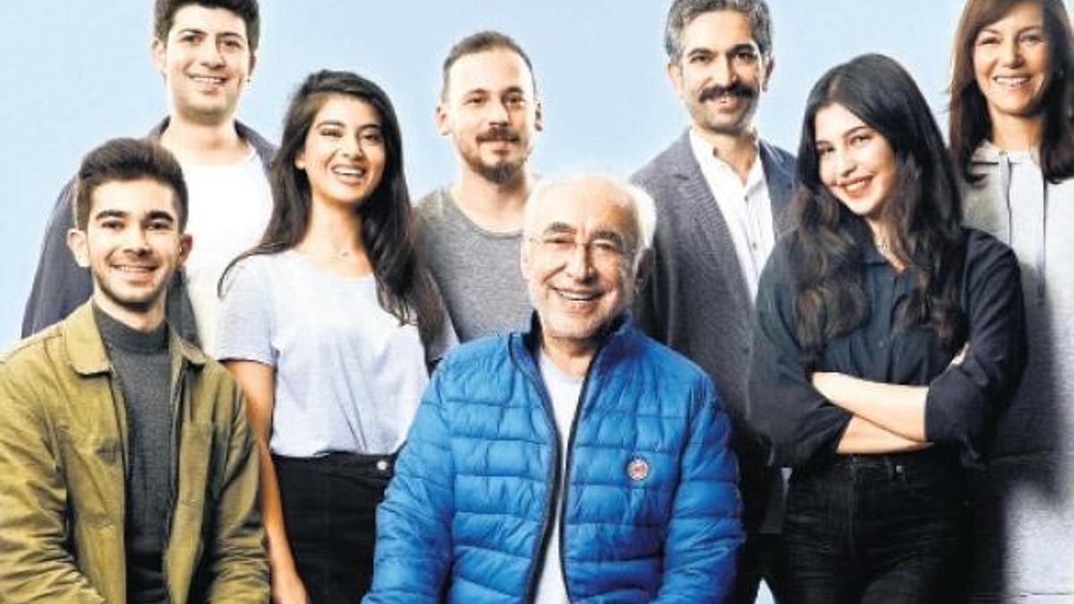 Sahneye dönüyor
