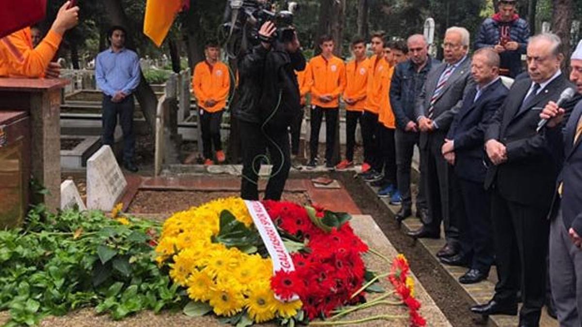 Galatasaray Ali Sami Yen'i mezarı başında andı