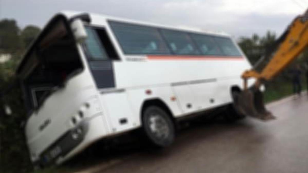 Kocaeli'de işçileri taşıyan minibüs devrildi: 8 yaralı