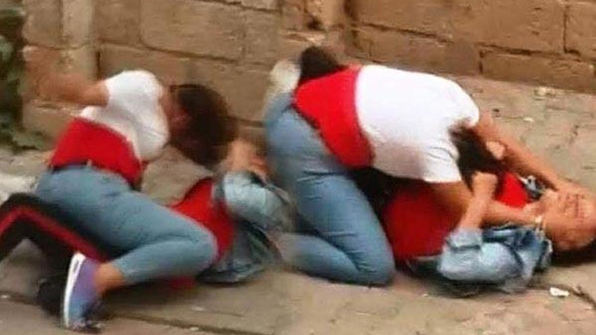 Liseli kızların erkek kavgası!