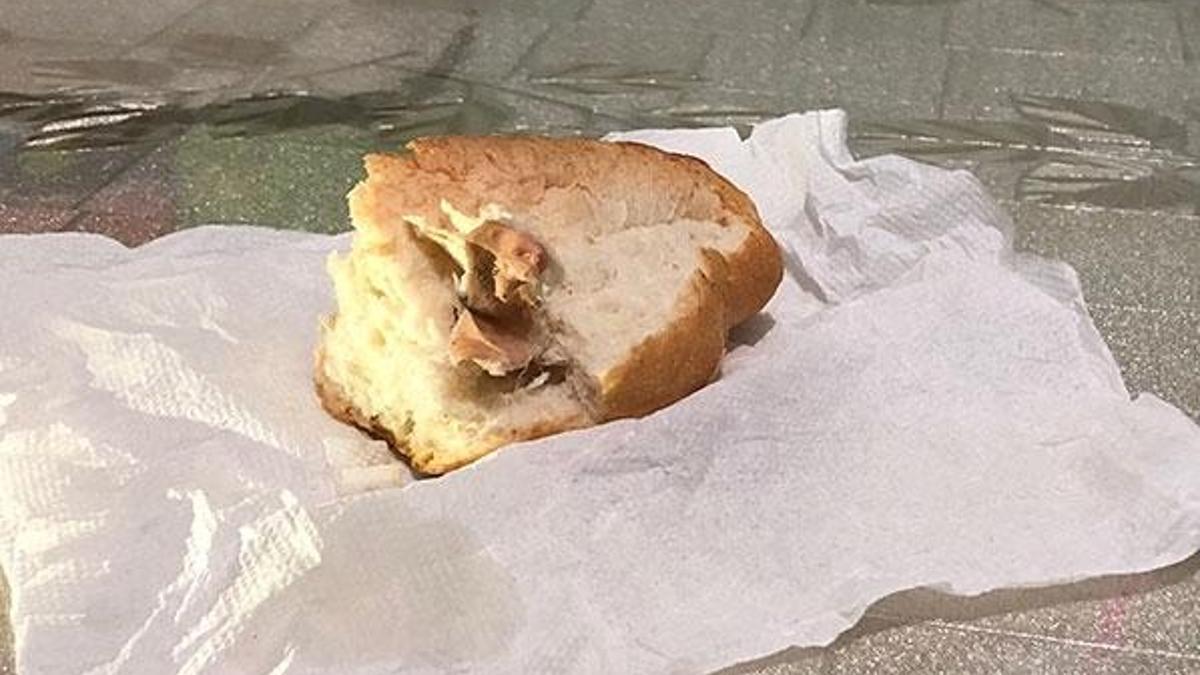Ekmeğin içinden yara bandı çıktı