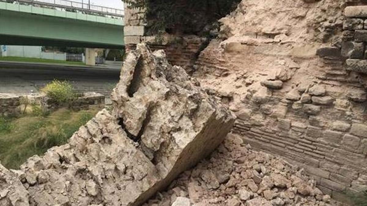 İstanbul'da tarihi sur çöktü