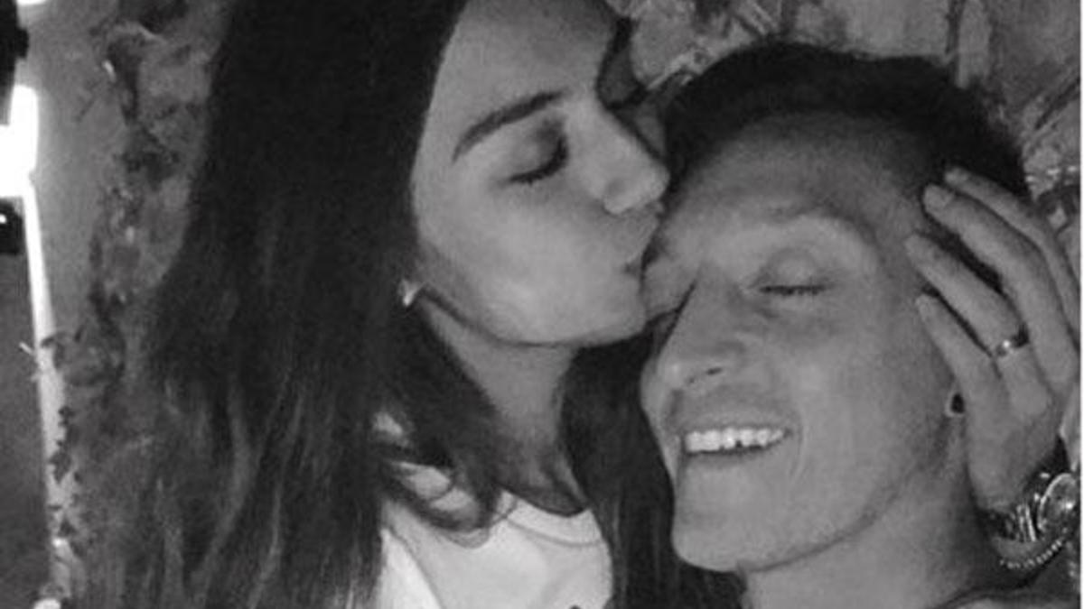 Amine Gülşe'den romantik paylaşım