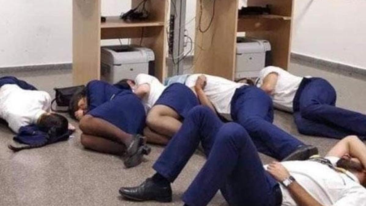Ünlü hava yolu şirketinin ekibinin bu fotoğrafı olay oldu