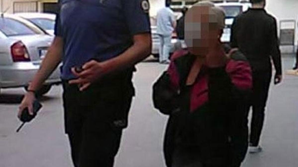 Küçük kızı taciz eden sapığı linçten polis kurtardı