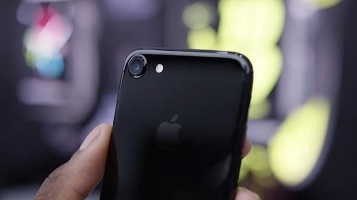 Siyah iPhone 7 modellerinde çizilmeye son