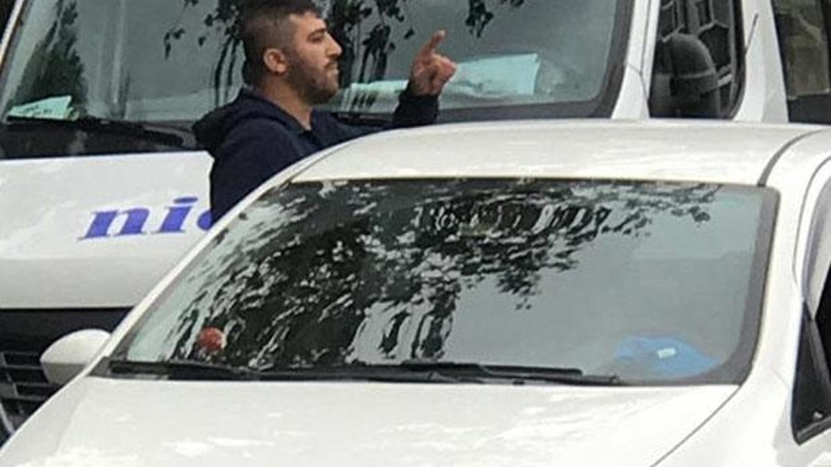 Kırmızı kart gördükten sonra silahla sahaya girdi!
