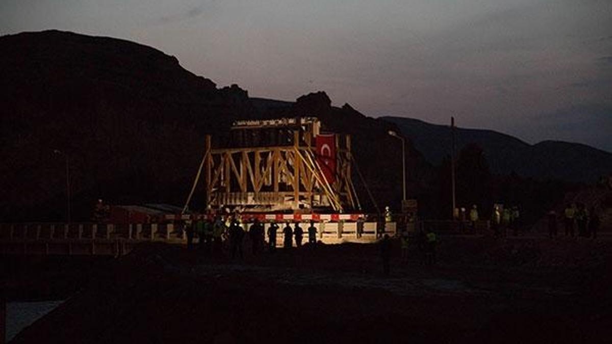 600 yıllık Hasankeyf kale kapısı taşındı