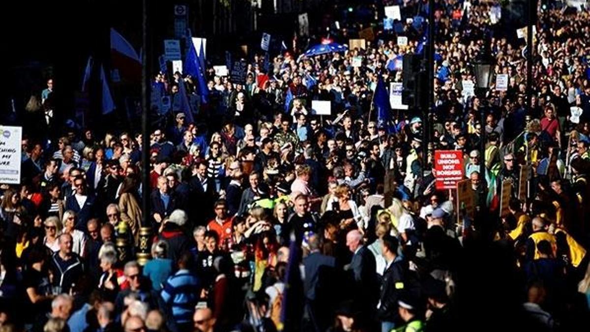 Avrupa'da yüzbinlerce kişi sokaklara döküldü