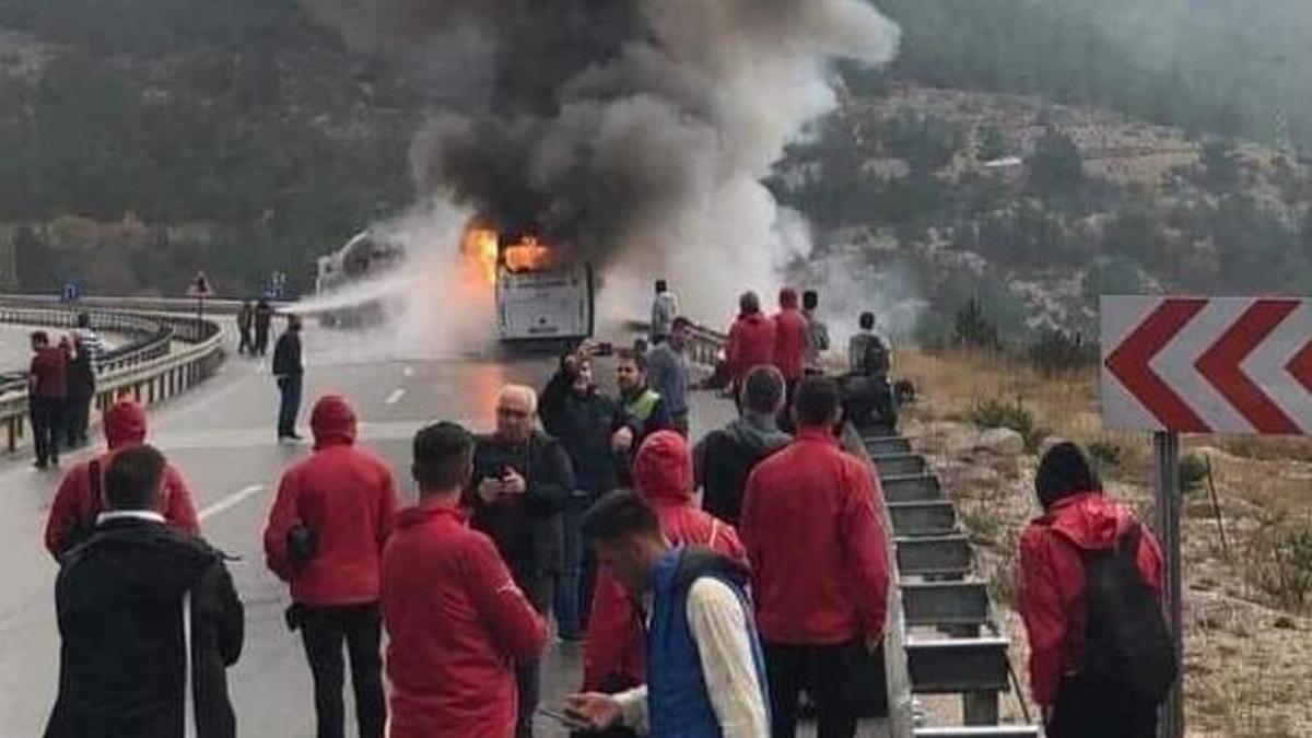 Takım otobüsü küle döndü