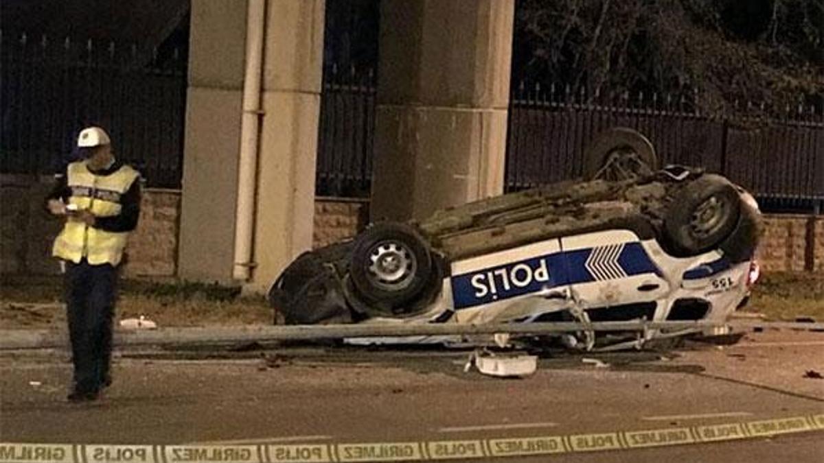 İzmir'de polis otosu devrildi: 2 yaralı