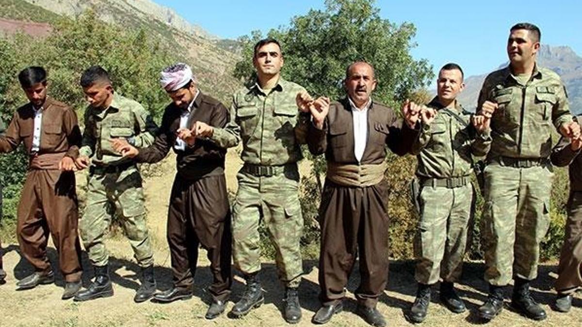 Aktütün'de askerler, düğüne katılıp halay çekti