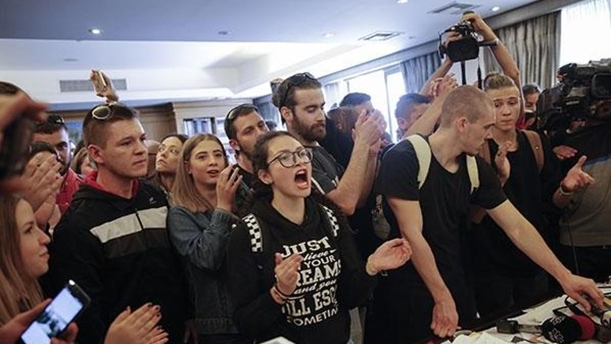 Yunanistan'da liseliler Eğitim Bakanı'nın makamını bastı!