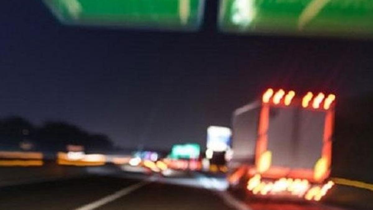 Hindistan'da otobüs yol kenarındaki kamyona çarptı