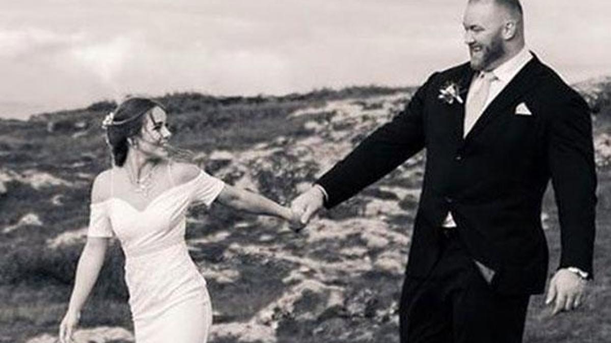 'Dağ' Kelsey Henson ile evlendi