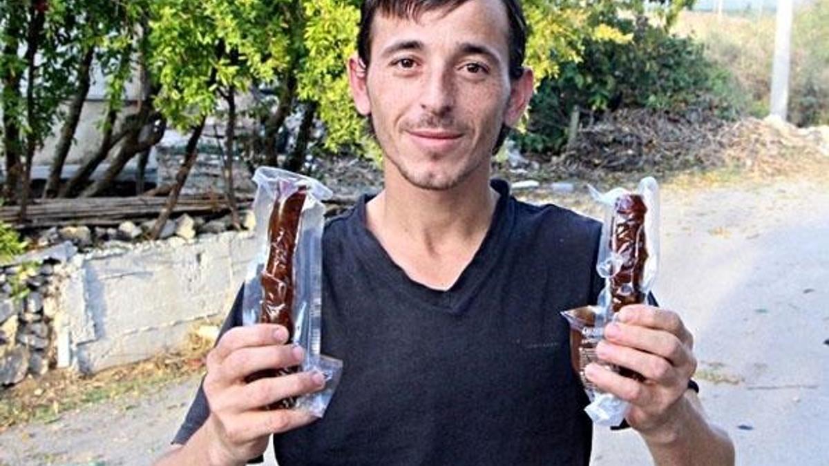 Sucuk almak istedi, hayatının şokunu yaşadı!