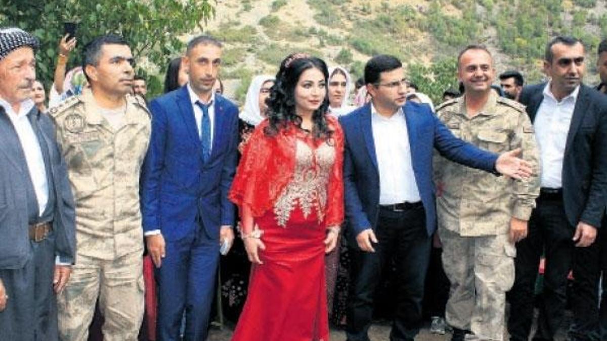 Elinden ayran alırken aşık oldu, evlendi