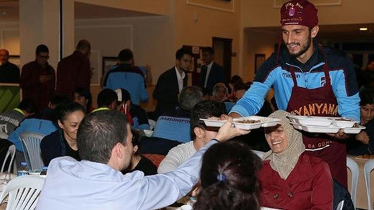 Trabzonsporlu futbolcular yemek servisi yaptı