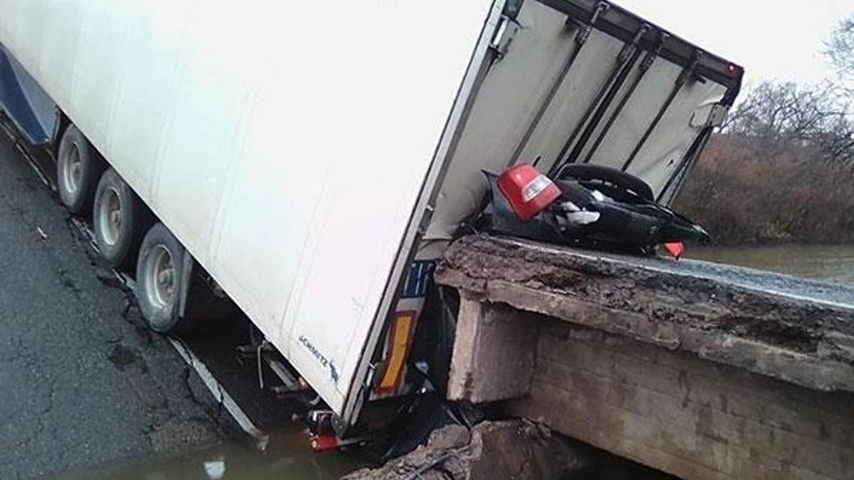 Rusya'da köprü çöktü: 1'i çocuk 2 kişi öldü