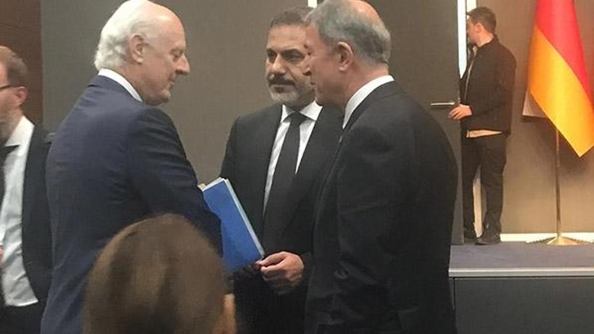 Fidan, Akar ve Mistura ayak üstü sohbet etti