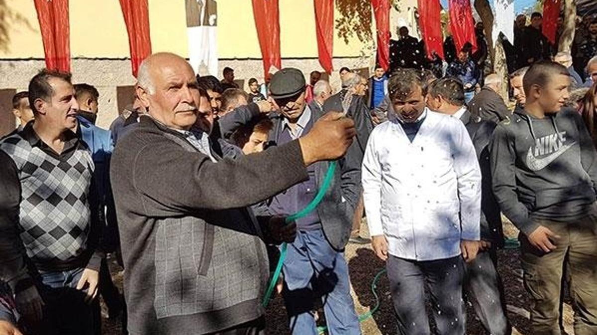 60 yıl sonra kavuştular! Halay çekerek kutladılar