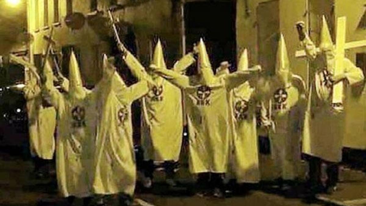 Kuzey İrlanda'da Ku Klux Klan kıyafetli gruba inceleme