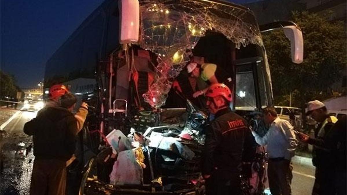 Yolcu otobüsü, park halindeki TIR'a çarptı: 1 ölü, 17 yaralı
